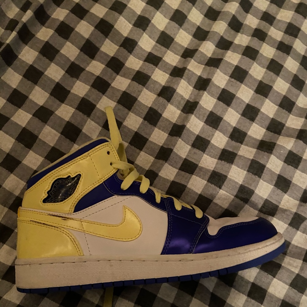 almost brand new yellow and blue air jordan’s